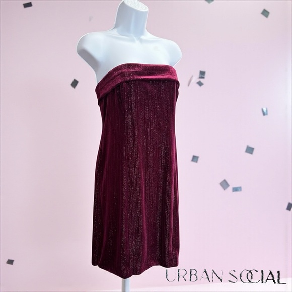 URBAN SOCIAL Size Medium
Velvet Strapless Minidress In
Bordeaux - Picture 1 of 5